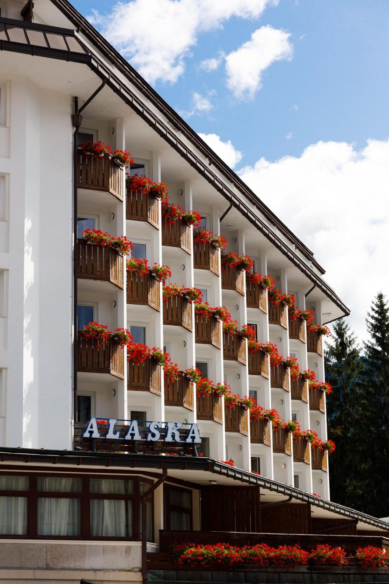 Hotel Alaska Cortina Cortina d'Ampezzo Exterior photo